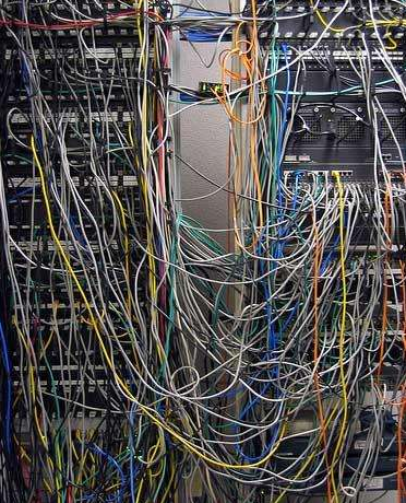 杂乱的机房网线走线