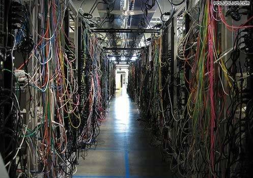 杂乱的机房网线走线