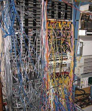 杂乱的机房网线走线