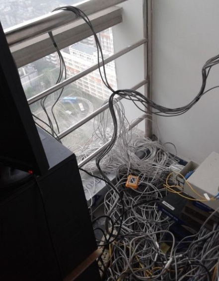 杂乱的机房网线走线