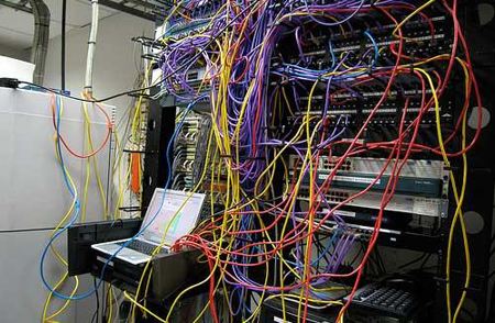 杂乱的机房网线走线