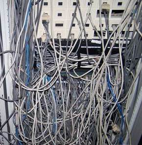 杂乱的机房网线走线